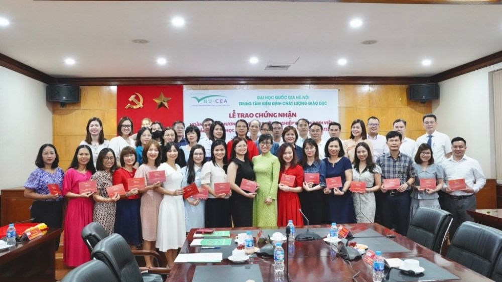 Trao chứng nhận hoàn thành chương trình bồi dưỡng nghiệp vụ kiểm định Khóa 40 (Đợt 1 - 2023)